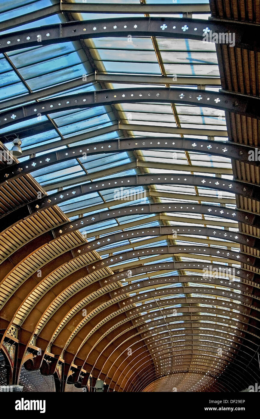 Die geschwungenen Kurven von York Bahnhöfe höhlenartigen Dach in mehr Licht als in Dampf Tage. Stockfoto