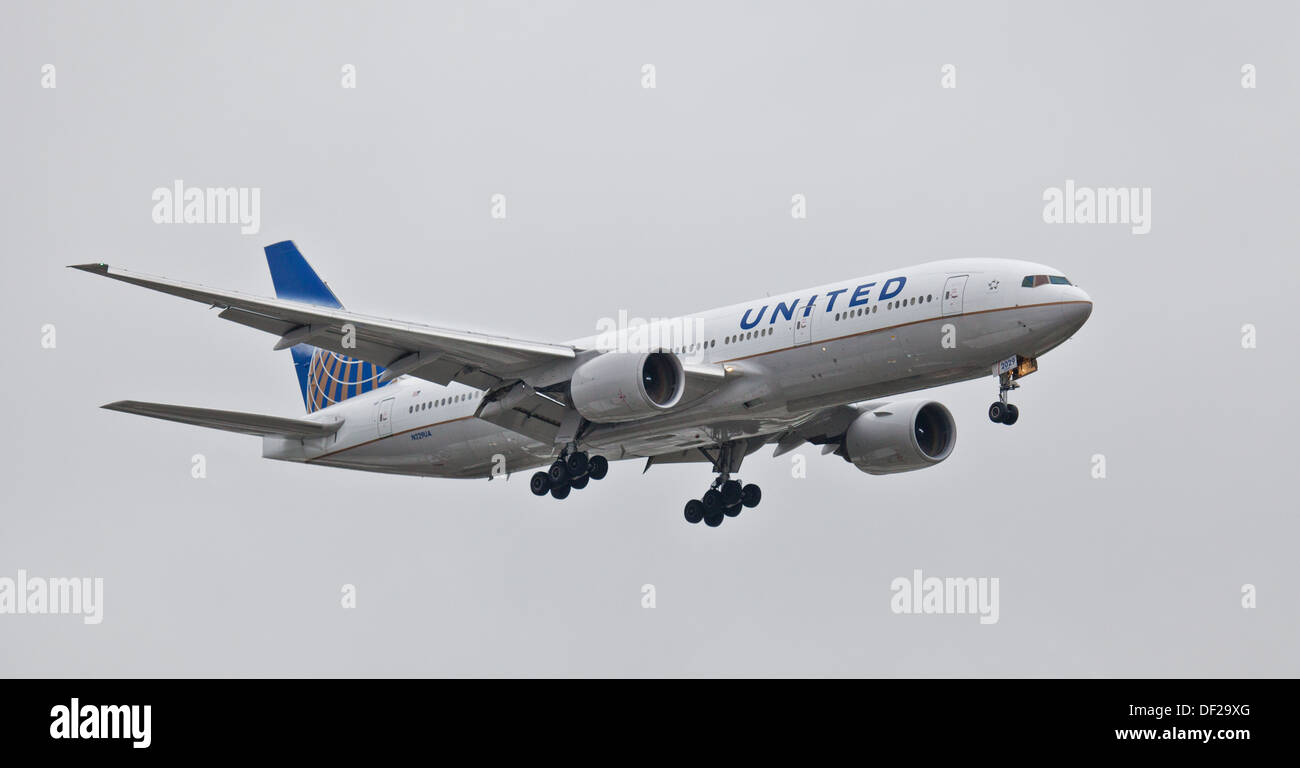 United Airlines Boeing 777 N 229 UA kommen in Land am Flughafen London-Heathrow LHR Stockfoto