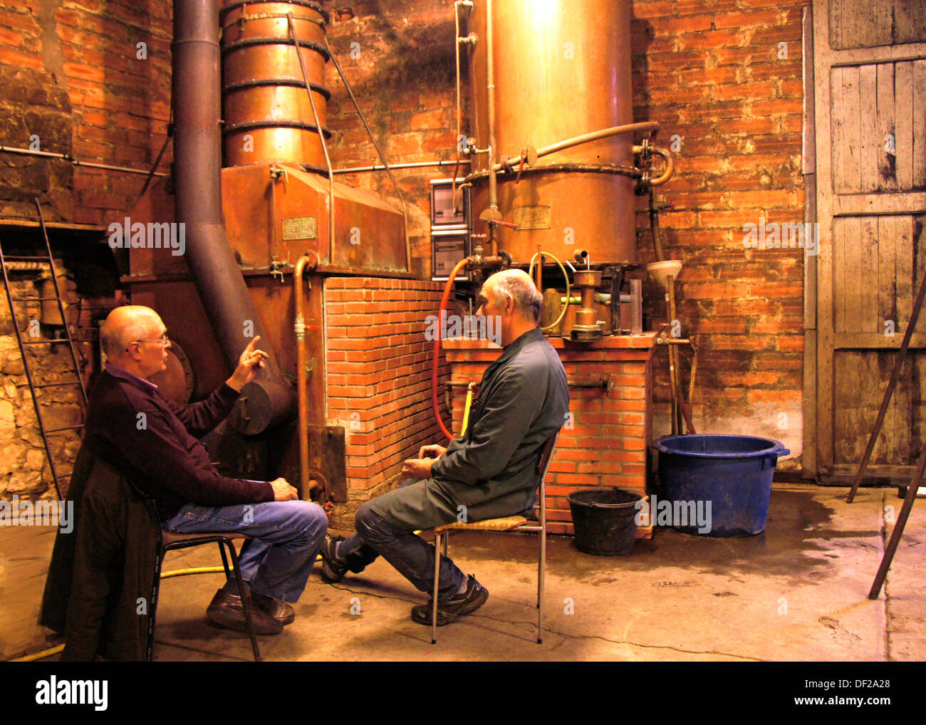 Delord Brüder während der Destillation von den Armagnac Armagnac Delord Estate, an Lannepax, Gers, Midi-Pyrenäen, Frankreich Stockfoto