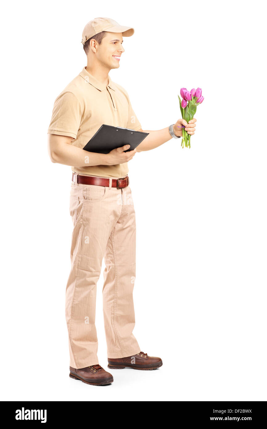 In voller Länge Portrait von Lieferung Person mit einem Klemmbrett und Blumenstrauß Stockfoto