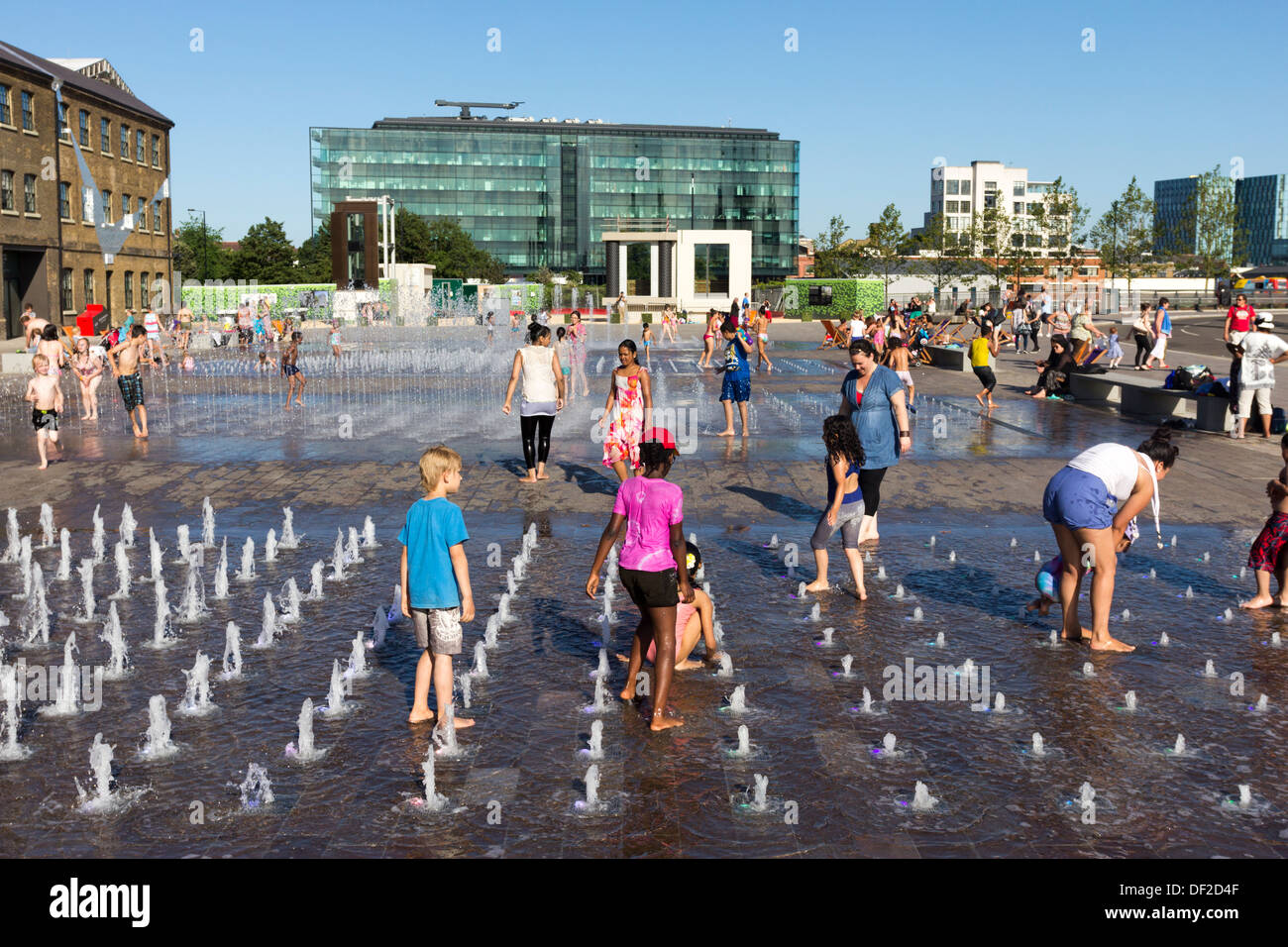 Hitzewelle 2013 - Universität der Künste - Central Saint Martins Campus - Kings Cross Central - London Stockfoto