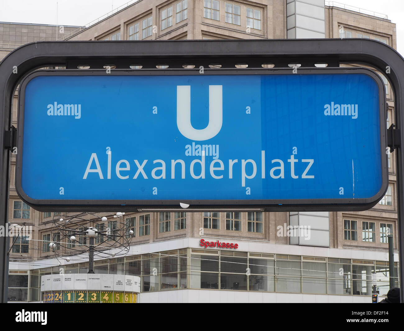 Ein Blick auf ein U U-Bahn Station Zeichen am Alexanderplatz in Berlin-Deutschland Stockfoto