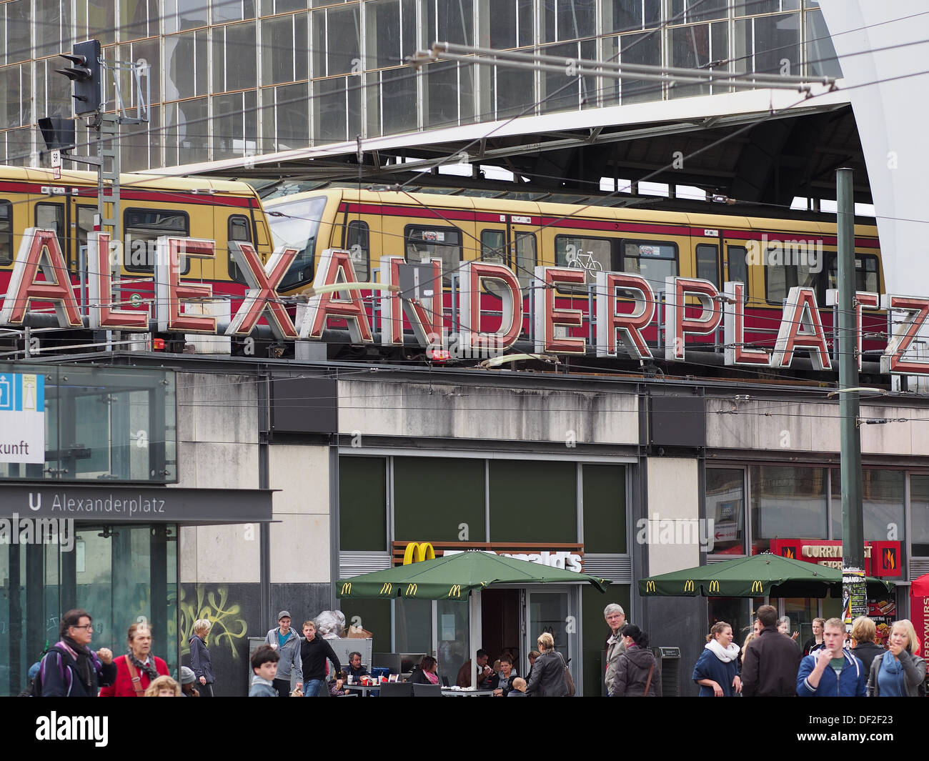 Ein Blick auf den Alexanderplatz Bahnhof in Berlin Deutschland Stockfoto