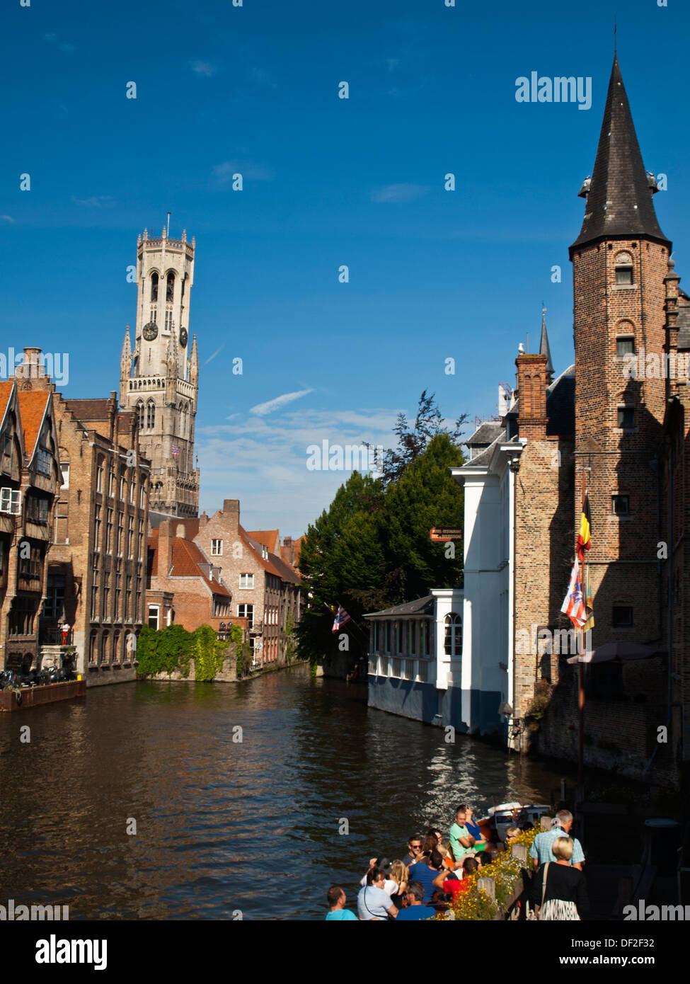 Brügge-Kanal mit Belfort Turm Stockfoto