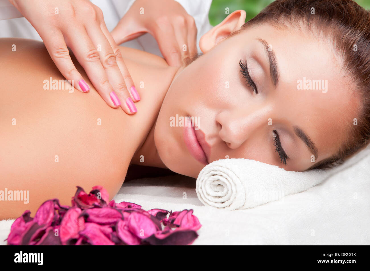 Junge Frau liegend in einem Spa bereit, eine Massage zu bekommen Stockfoto