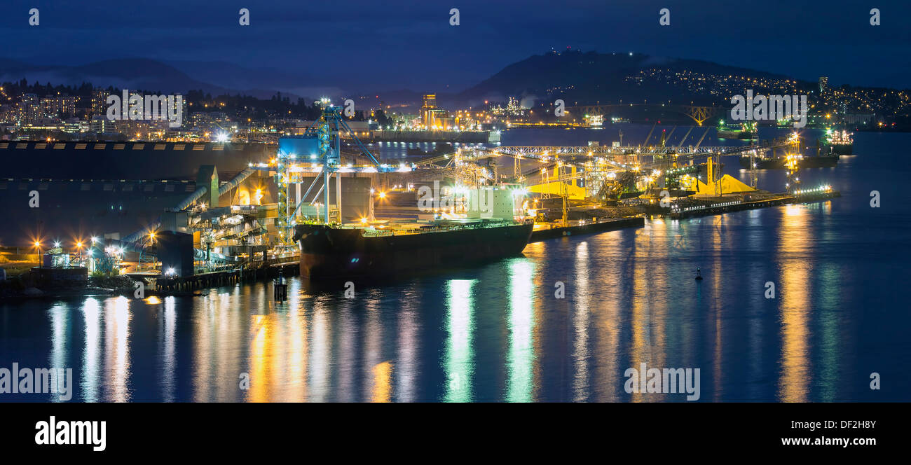 Zellstoff- und Papierfabrik am Hafen von Vancouver British Columbia Kanada im blauen Stunde Panorama Stockfoto