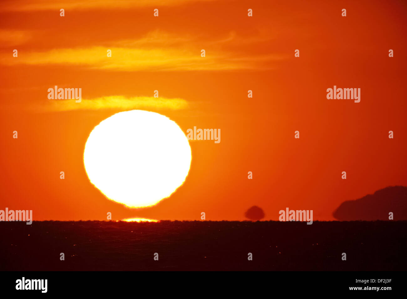 Große Sonne am Himmel mit Wolken Stockfoto