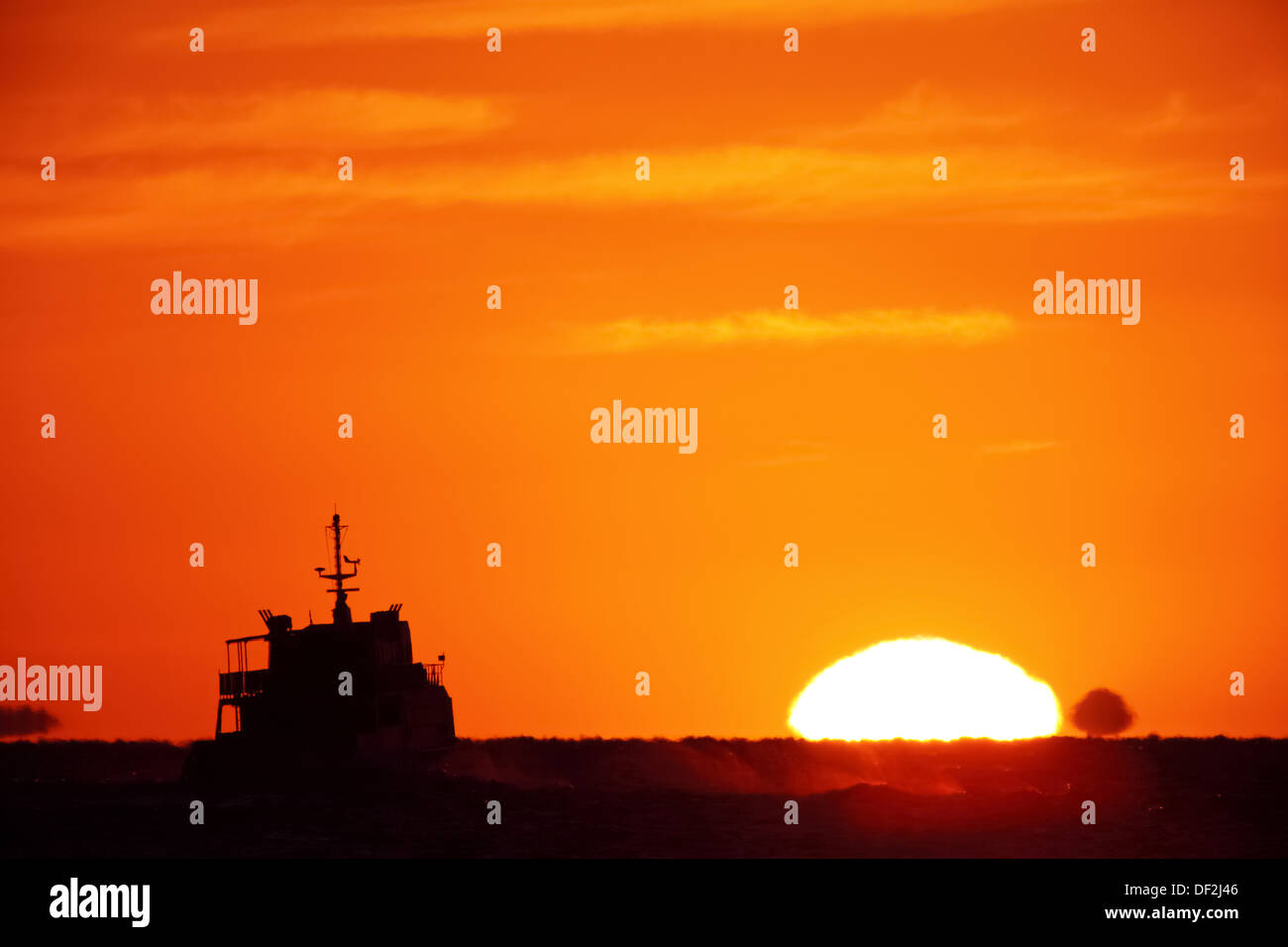 Große helle untergehende Sonne Stockfoto