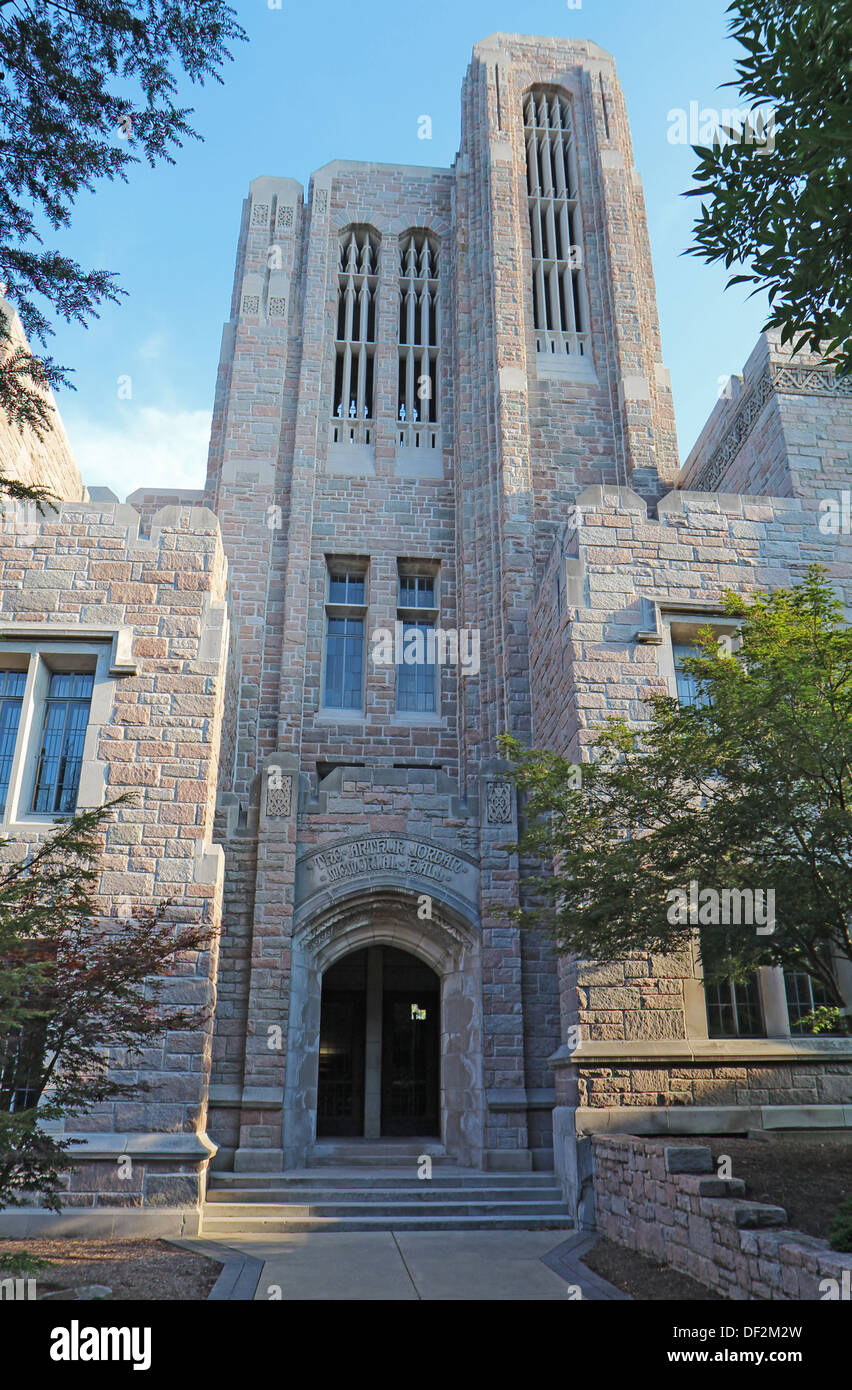 Der Eingang zum Arthur Jordan Memorial Hall auf dem Butler University Campus vertikale Stockfoto