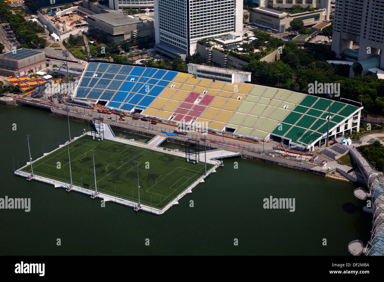 Fußball-Stadion Feldsportarten Singapur Bay Asien spielen Spiele Teams Zentrum wirtschaftlicher Bedeutung Wolkenkratzer Leichtathletik Geist gewinnen Stockfoto