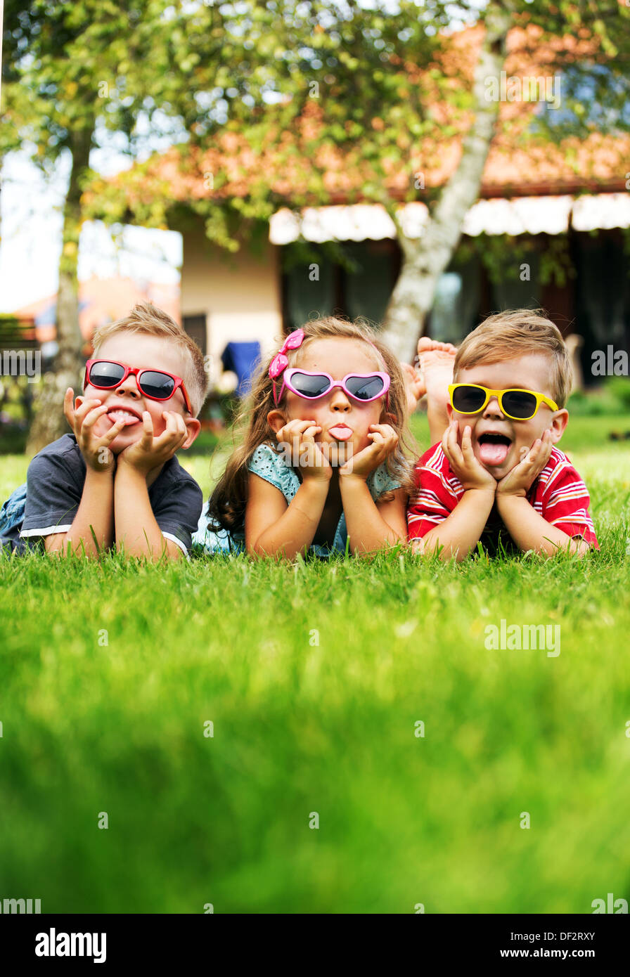Trio Kinder zeigen ihre Zungen Stockfoto