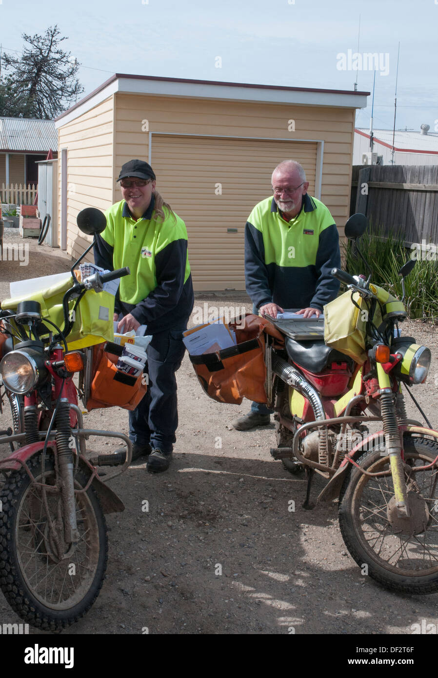 Australian Road-Trip: Briefträger und Frau bereitet ihre tägliche Runde in Chiltern, nordöstlichen Victoria Stockfoto