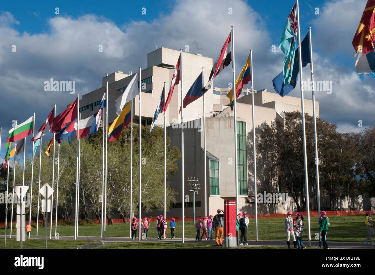 Flaggen aller Nationen fliegen außerhalb der High Court of Australia in Canberra Stockfoto