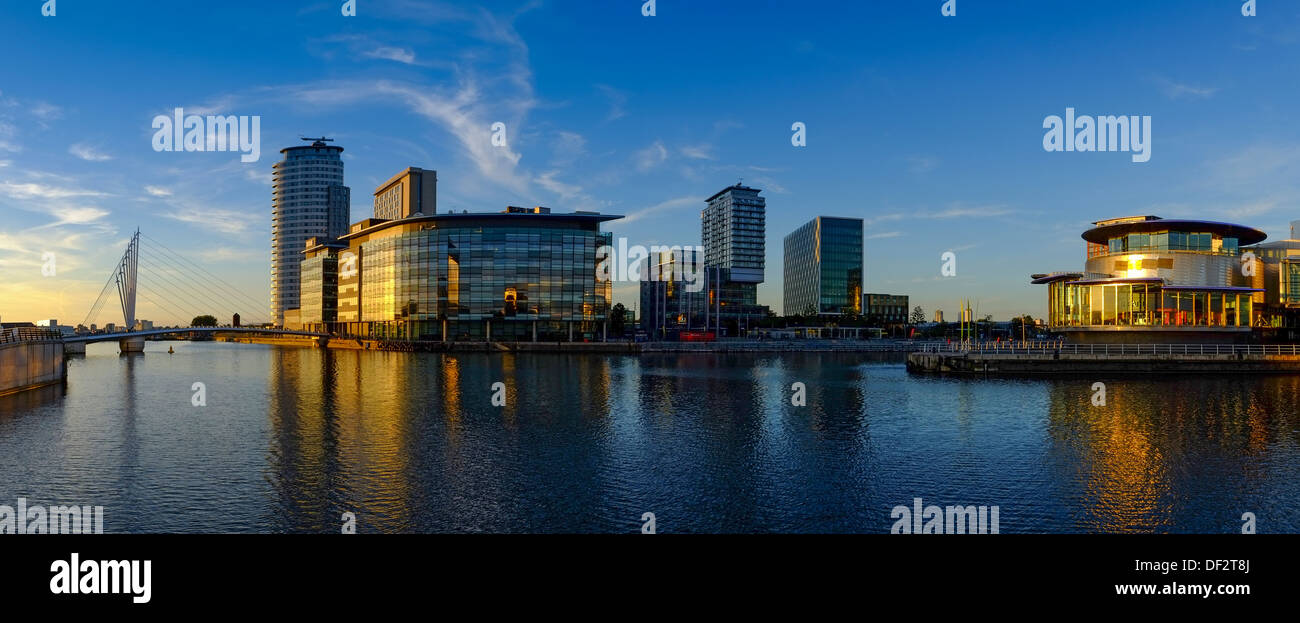 England, Greater Manchester, Salford Quays, Media City Panorama im späten Abendlicht Stockfoto