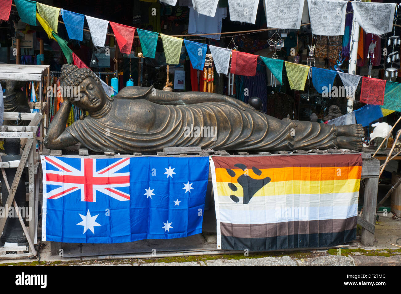 Buddha-Bildnis und australische Flagge, die nebeneinander auf einem Antiquitätenhändler Display in eher, Victoria Stockfoto