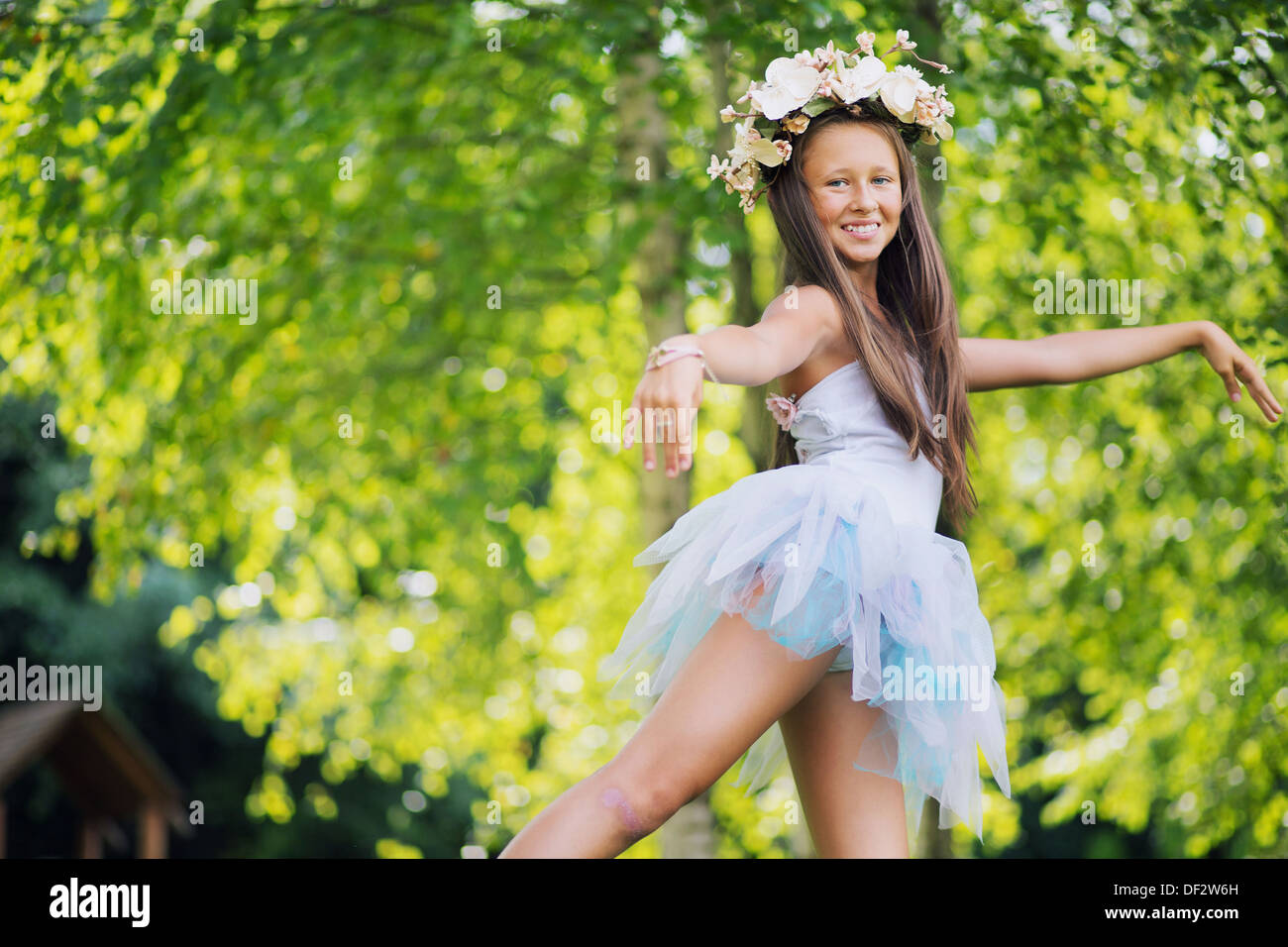 Feine Foto junge Nymphe tragen Blumen Stockfoto