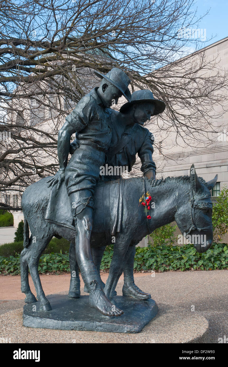 Statue von Gallipoli Kampagne Held Simpson und seinem Esel am Australian War Memorial, Canberra Stockfoto