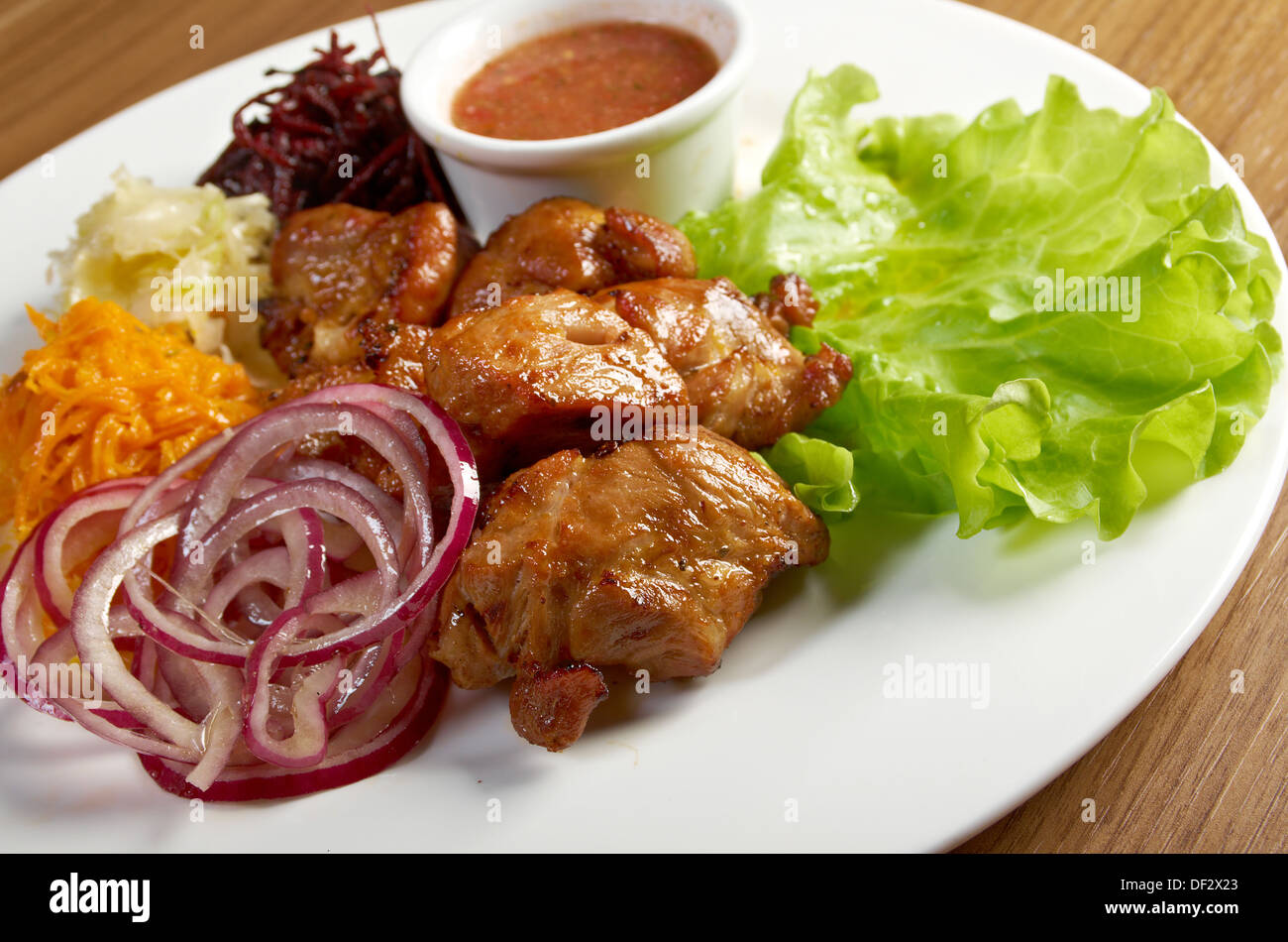 Schaschlik (Schaschlik) .chicken Herstellung geröstet mit Gemüse closeup Stockfoto