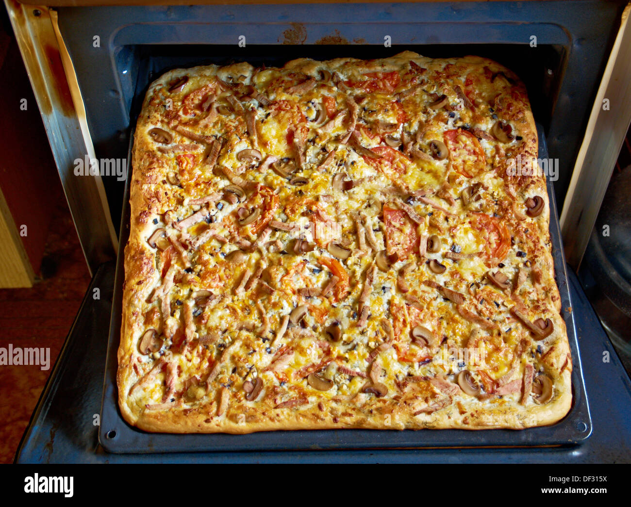 Große rechteckige Pizza mit Fleisch. Flache Schärfentiefe. Stockfoto