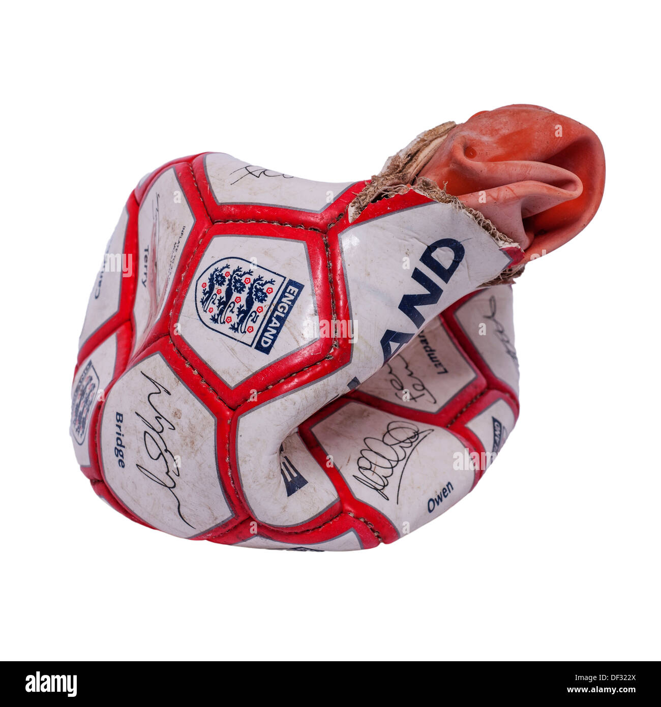 Ein Burst-Leder-Fußball auf weißem Hintergrund Stockfoto