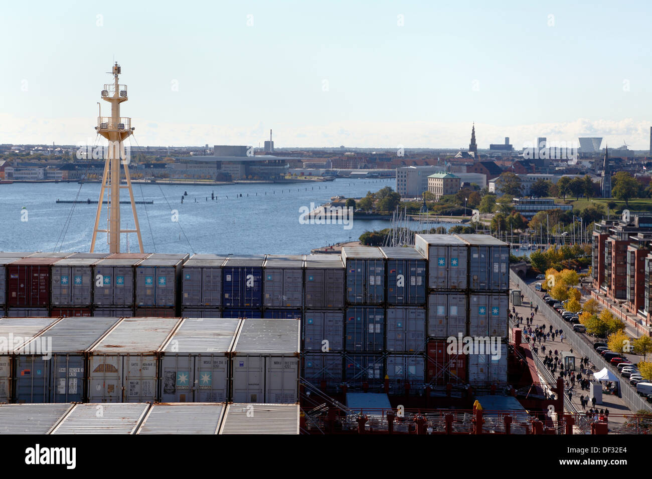 Fockmast und Container auf der Triple-E majestätischen Maersk. Blick auf den Hafen von Kopenhagen und einem entfernten Royal Opera House. Stockfoto