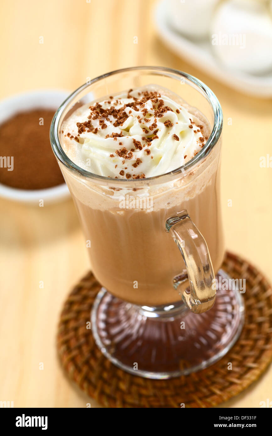 Heiße Schokolade mit Schlagsahne und Schokolade Späne an der Spitze Stockfoto