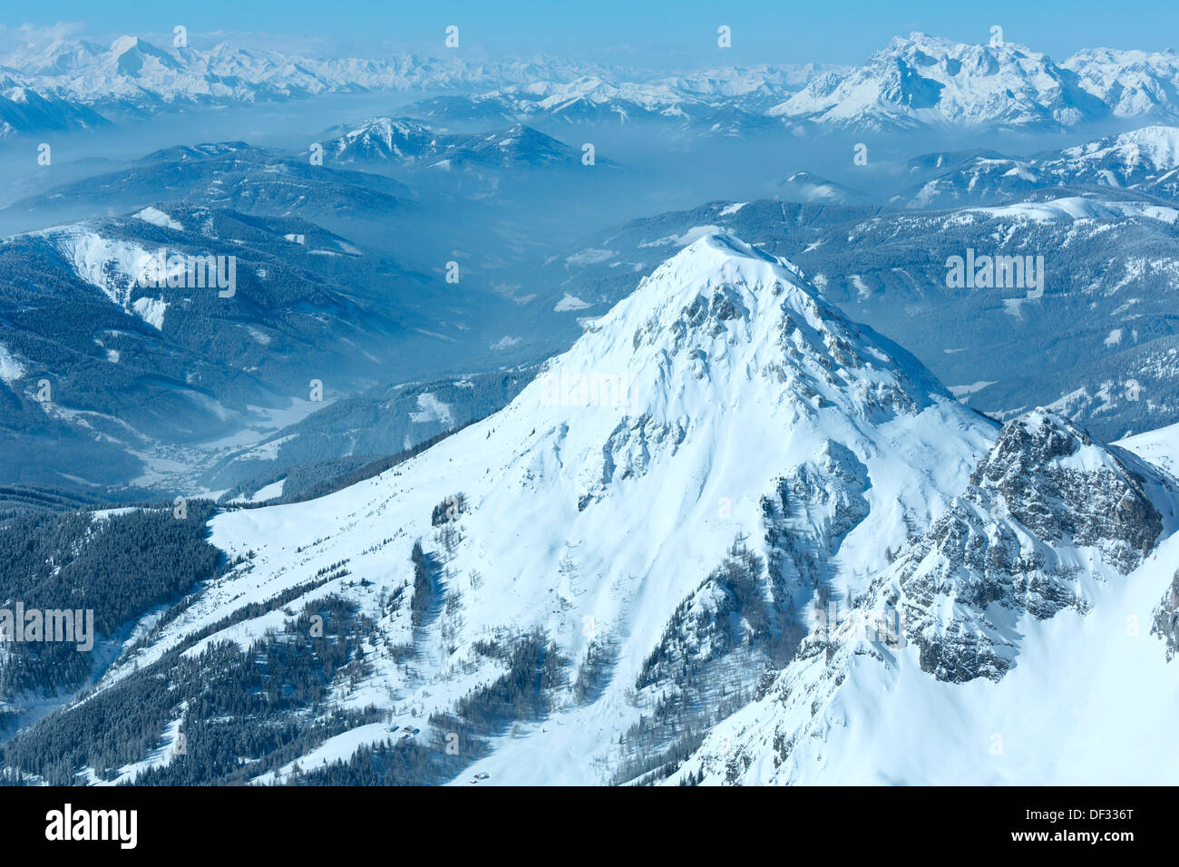 Winter trübe Veiw von Dachstein-Massiv Berggipfel, Region Schladming und Filzmoos (Österreich). Stockfoto