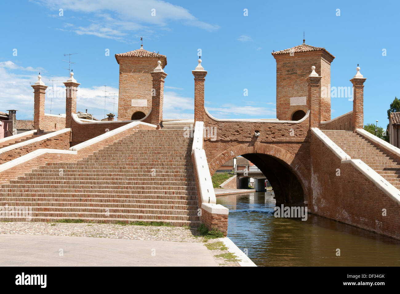 Trepponti oder Ponte della Pallotta, eine römische Ziegelbrücke in Comacchio, Italien Stockfoto