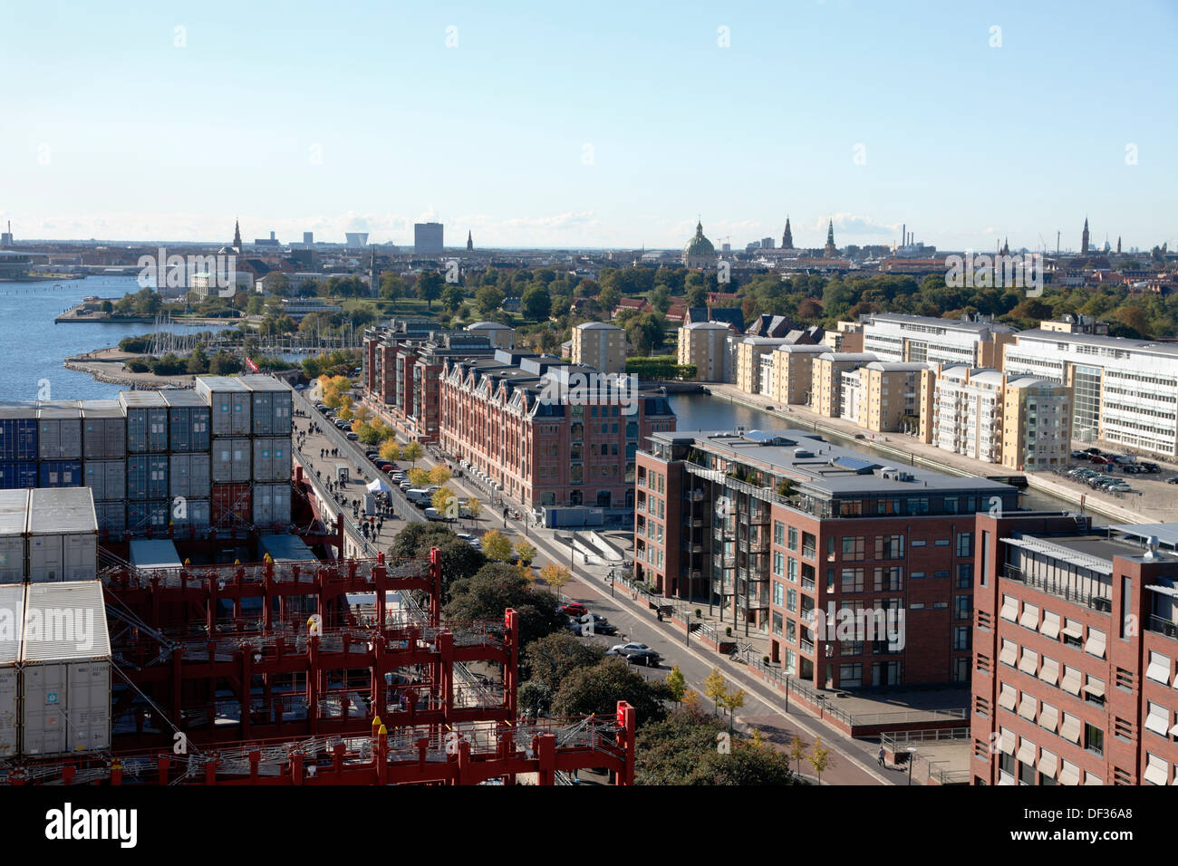 AERIEL Ansicht von Kopenhagen von Maersk Line, Triple-E, majestätischen Maersk. Container und Bucht Strukturen an Bord. Stockfoto