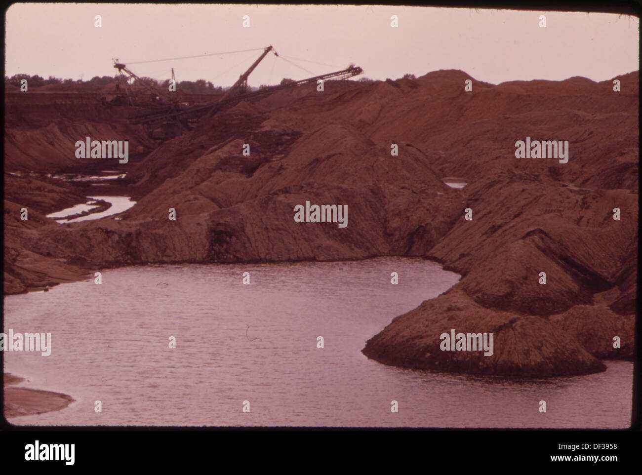 Ein Bild, das die Folgen des Streifenabbaus in Monterey, Fulton County, zeigt, wo sich das abgeholzte Land oft mit Wasser füllt, was die Auswirkungen der Bergbaupraktiken auf die Umwelt veranschaulicht. Stockfoto
