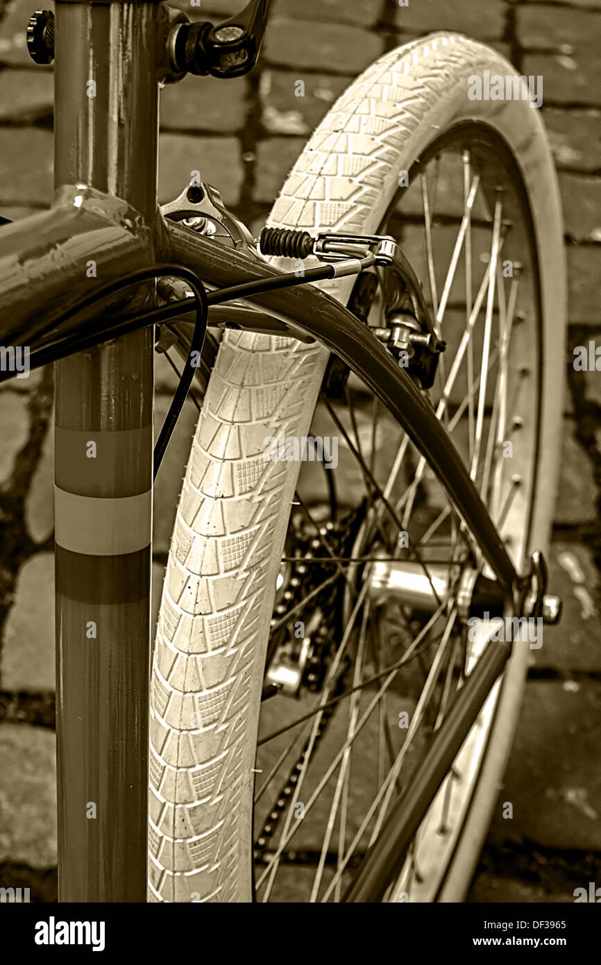 Detail der Vintage Fahrrad Rahmen, Kette, Bremsen, Schaltwerk und Kautschuk Hinterrad. Stockfoto