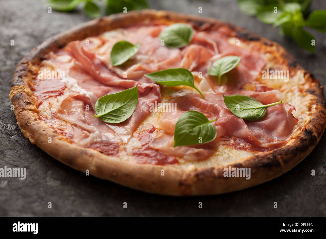 rustikale italienische Pizza mit Mozzarella, Käse und Basilikum Blätter Stockfoto