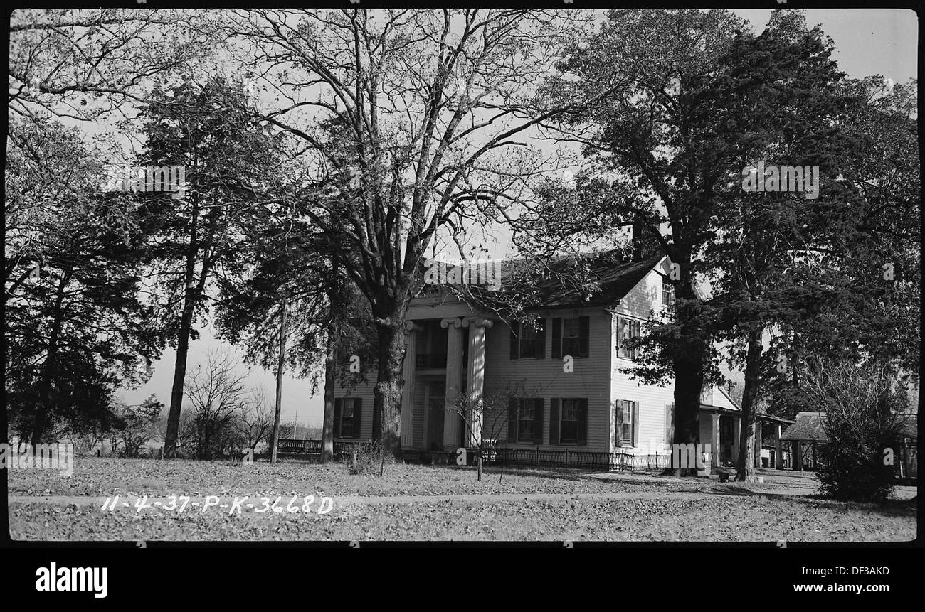 Dieses Bild zeigt ein Haus aus der Zeit vor dem Bürgerkrieg, ein historisches Gebäude aus der Zeit vor dem Bürgerkrieg, das architektonische Stile und das häusliche Leben des südlichen Vorkriegs widerspiegelt. Stockfoto
