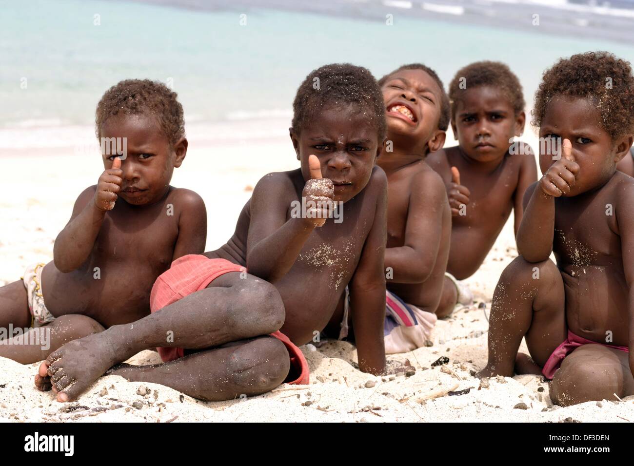 Halb Nackte Junge Kinder Mit Thumbs Up Zeichen Spielen Im Sand Am Strand Von Tanna Island Mit Dem Meer Im Hintergrund Stockfotografie Alamy