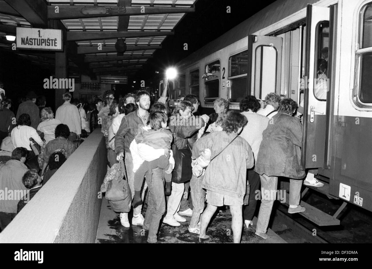 Ostdeutsche Flüchtlinge aus der DDR-Botschaft in Prag erhalten Sie auf einen Sonderzug für die Bundesrepublik Deutschland im Oktober 1989 verlassen aufgrund eines Abkommens zwischen der Bundesrepublik Deutschland und der Deutschen Demokratischen Republik. Einige 20.000 Ostdeutsche floh nach Westdeutschland über die Botschaft zwischen August und November 1989. CTK Foto/Michal Kalina Stockfoto