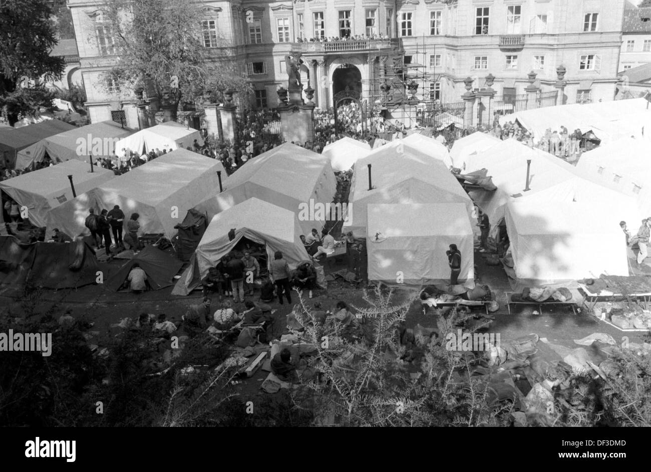 DDR-Flüchtlinge-Camp im Garten der westdeutschen Botschaft in Prag im Oktober 1989. Einige 20.000 Ostdeutsche floh nach Westdeutschland über die Botschaft zwischen August und November 1989. CTK-Foto Stockfoto