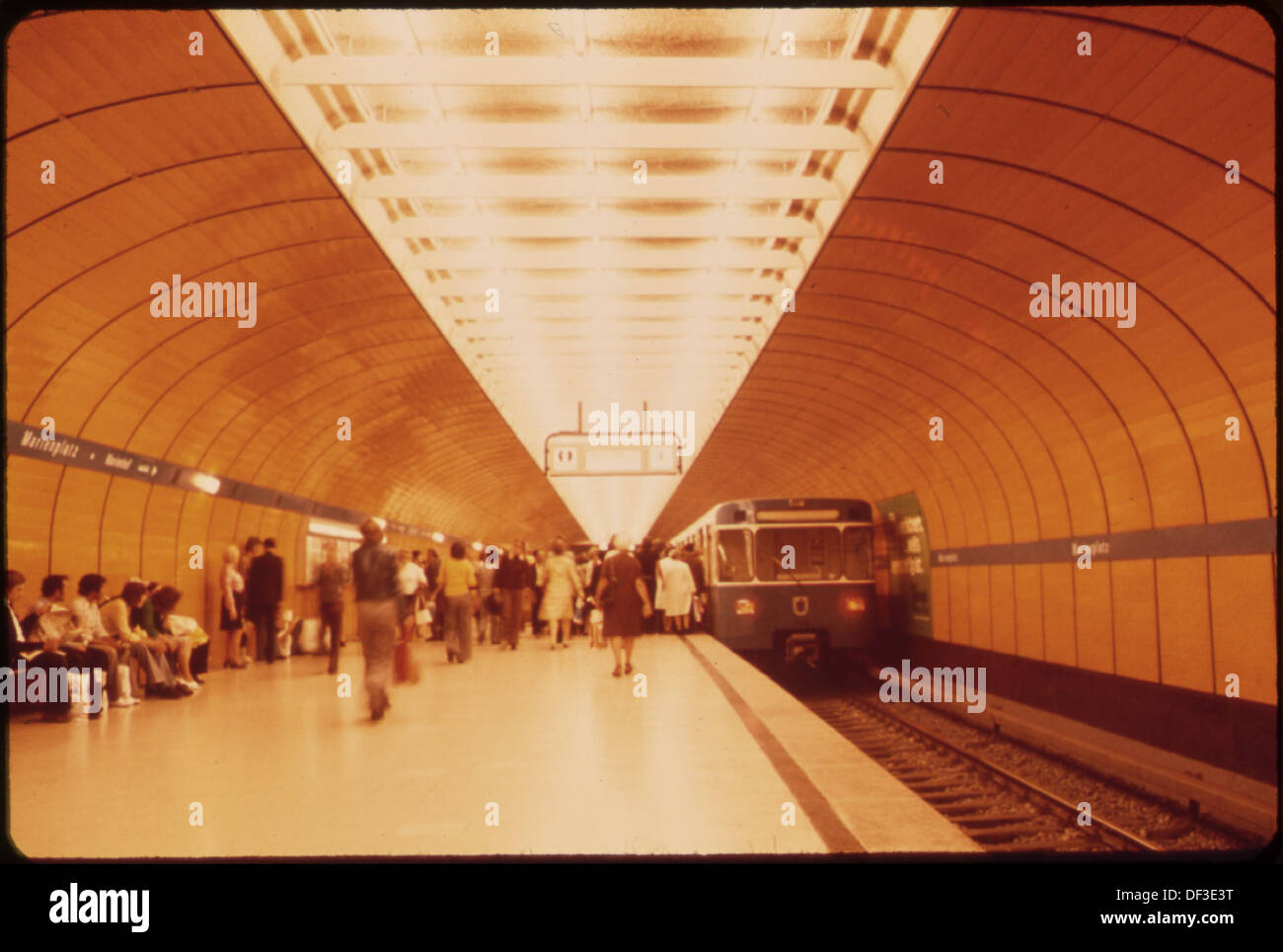 Ein Foto des schnell-Bahnhofs unter dem Marienplatz in München, Deutschland, drei Ebenen unter der Straße, zeigt die städtischen U-Bahn-Verkehrsmittel. Stockfoto