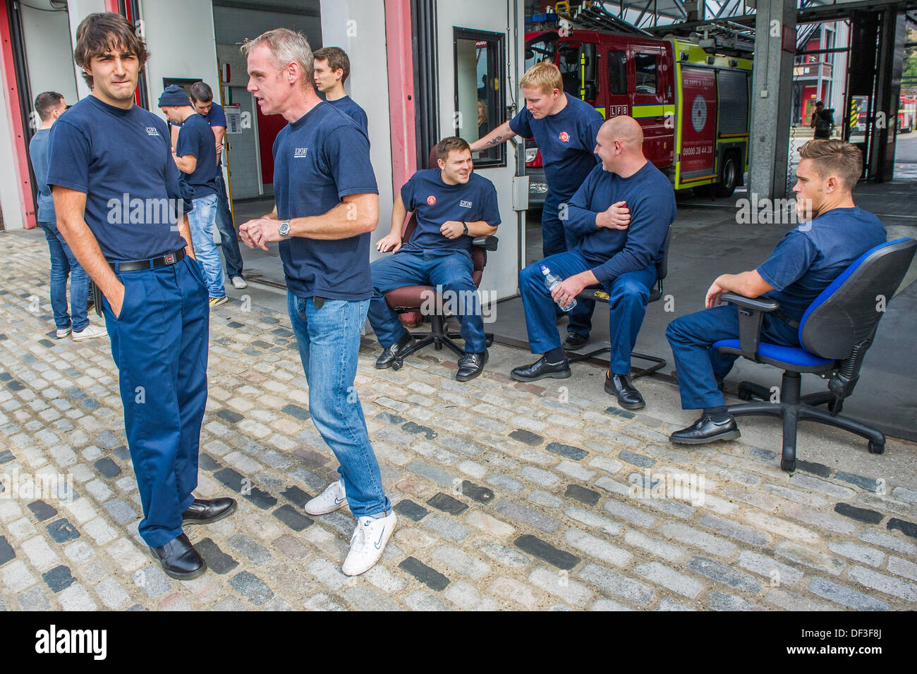 London, UK. 25. September 2013. Feuerwehrleute aus der Clapham Feuerwache, die Schließung bis den letzten Aufschub konfrontiert, kommen auf einen vier-Stunden-Streik über Renten. Clapham, London, UK, 25 September 2013. © Guy Bell/Alamy Live-Nachrichten Stockfoto