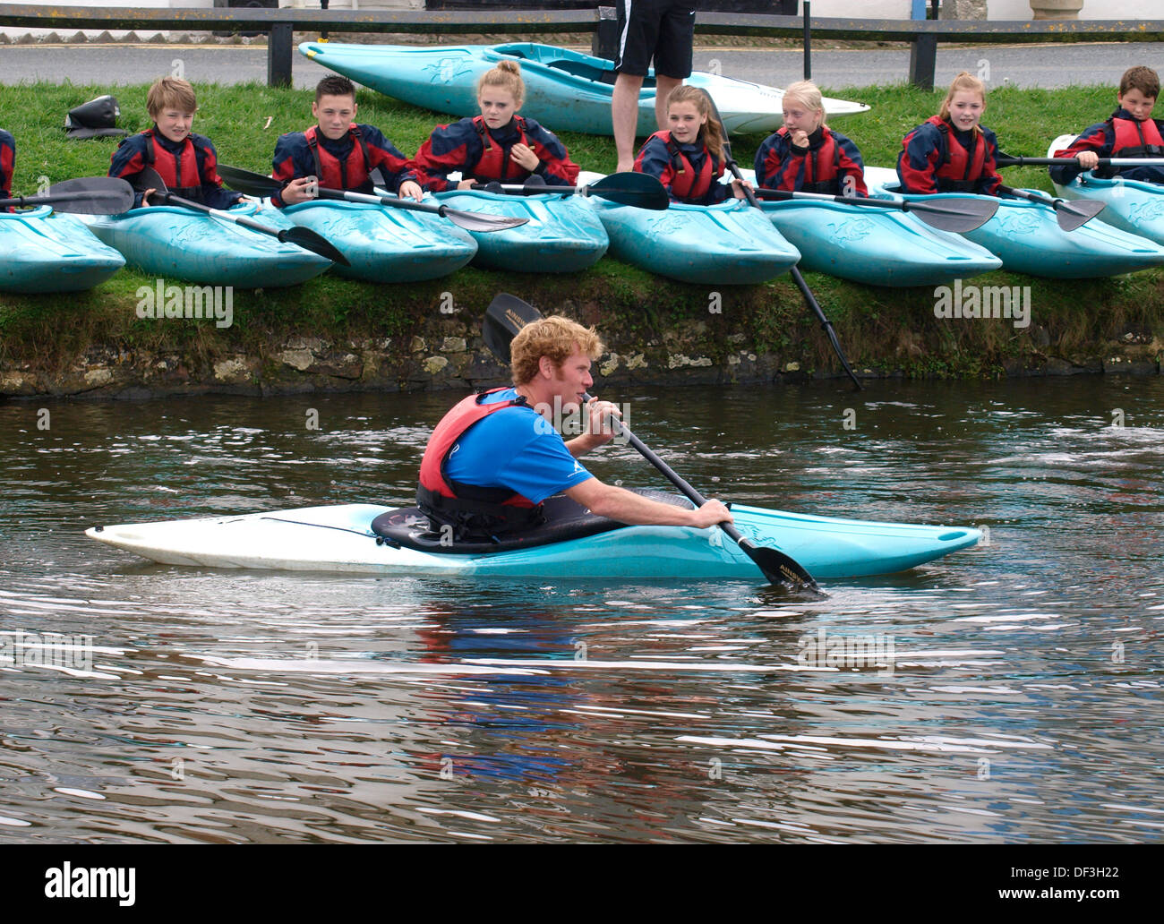 Kinder angewiesen, wie man Kajak, UK 2013 Stockfoto