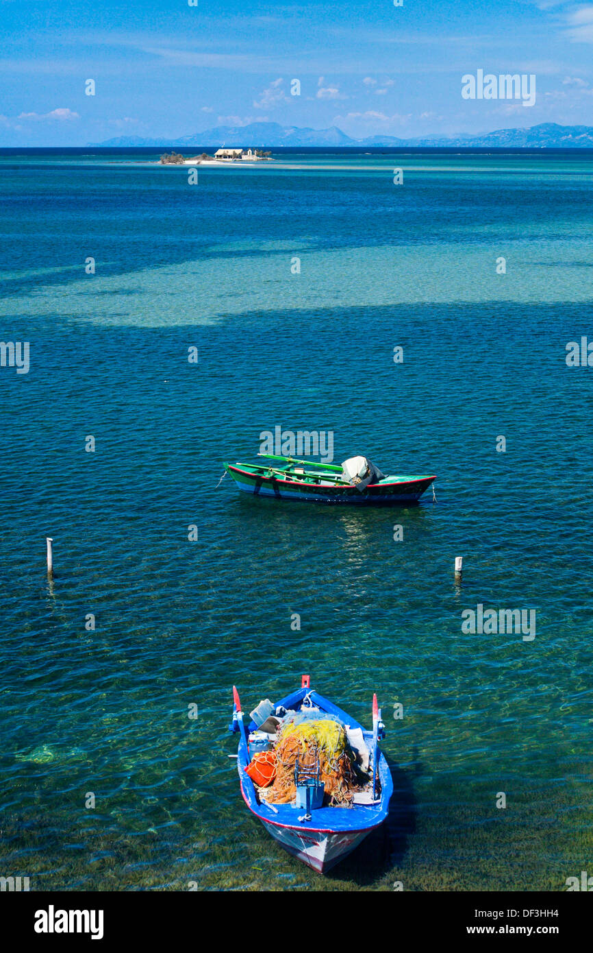 Angelboote/Fischerboote und Agios Nikolaos Inselchen in der Nähe von Insel Lefkada, Griechenland Stockfoto