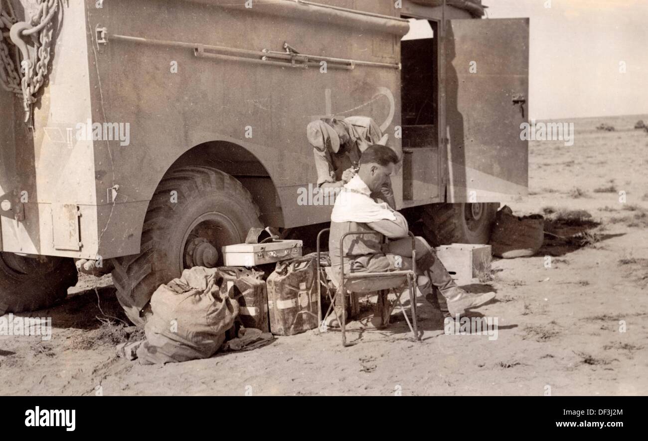 Das Bild der Nazi-Propaganda! Zeigt einen Soldaten der deutschen Wehrmacht, der einen Haarschnitt an der Front in Afrika bekommt, veröffentlicht am 1. Mai 1941. Ort unbekannt. Fotoarchiv für Zeitgeschichte Stockfoto