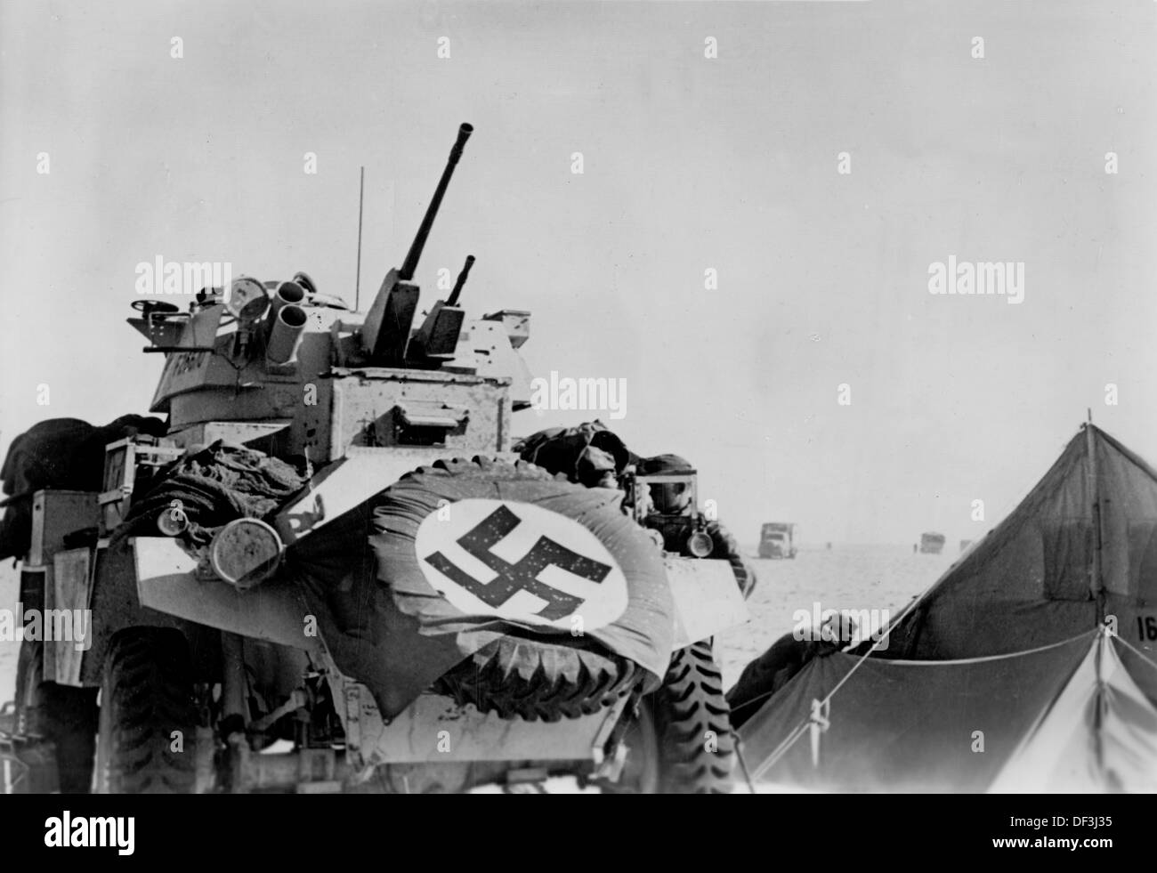 Das Bild der Nazi-Propaganda! Zeigt Soldaten der deutschen Wehrmacht mit einem gepanzerten Aufklärungswagen des Feindes in Afrika, veröffentlicht am 2. März 1942. Fotoarchiv für Zeitgeschichte Stockfoto