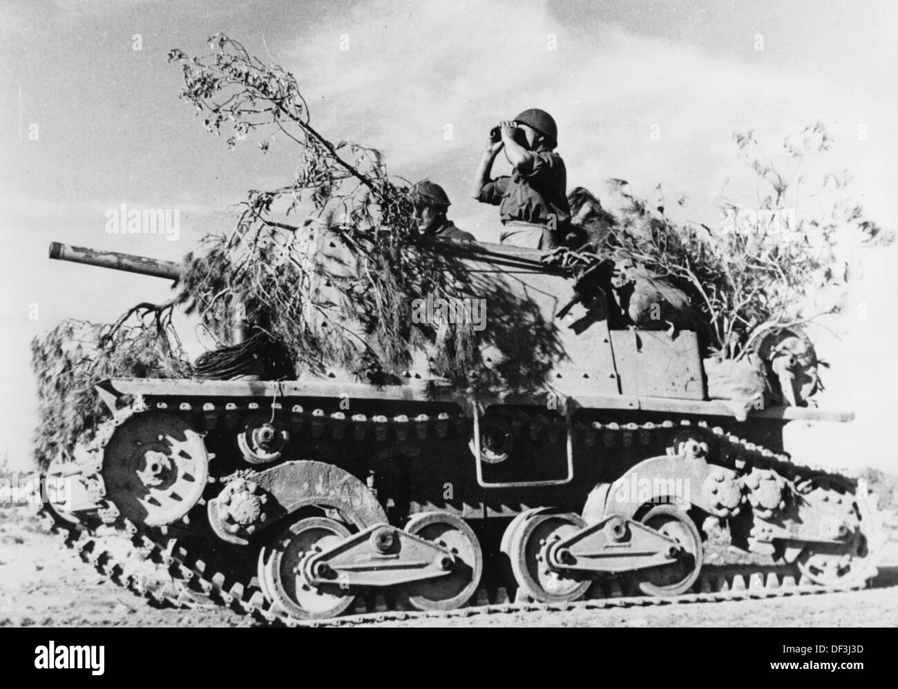 Das Bild der Nazi-Propaganda! Abbildung eines getarnten italienischen Panzers in Tunesien, veröffentlicht am 21. Februar 1943. Fotoarchiv für Zeitgeschichte Stockfoto