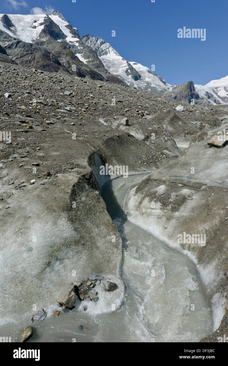 Österreich / Nationalpark Hohe Tauern - Auswirkungen des Klimawandels: Gletscher schmelzen. Schmelzende Wasserstrom unter Mt. Großglockner Stockfoto