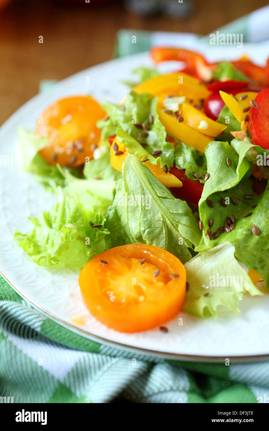 Salat mit roten und gelben Paprika und Salat und Tomaten, Essen Stockfoto