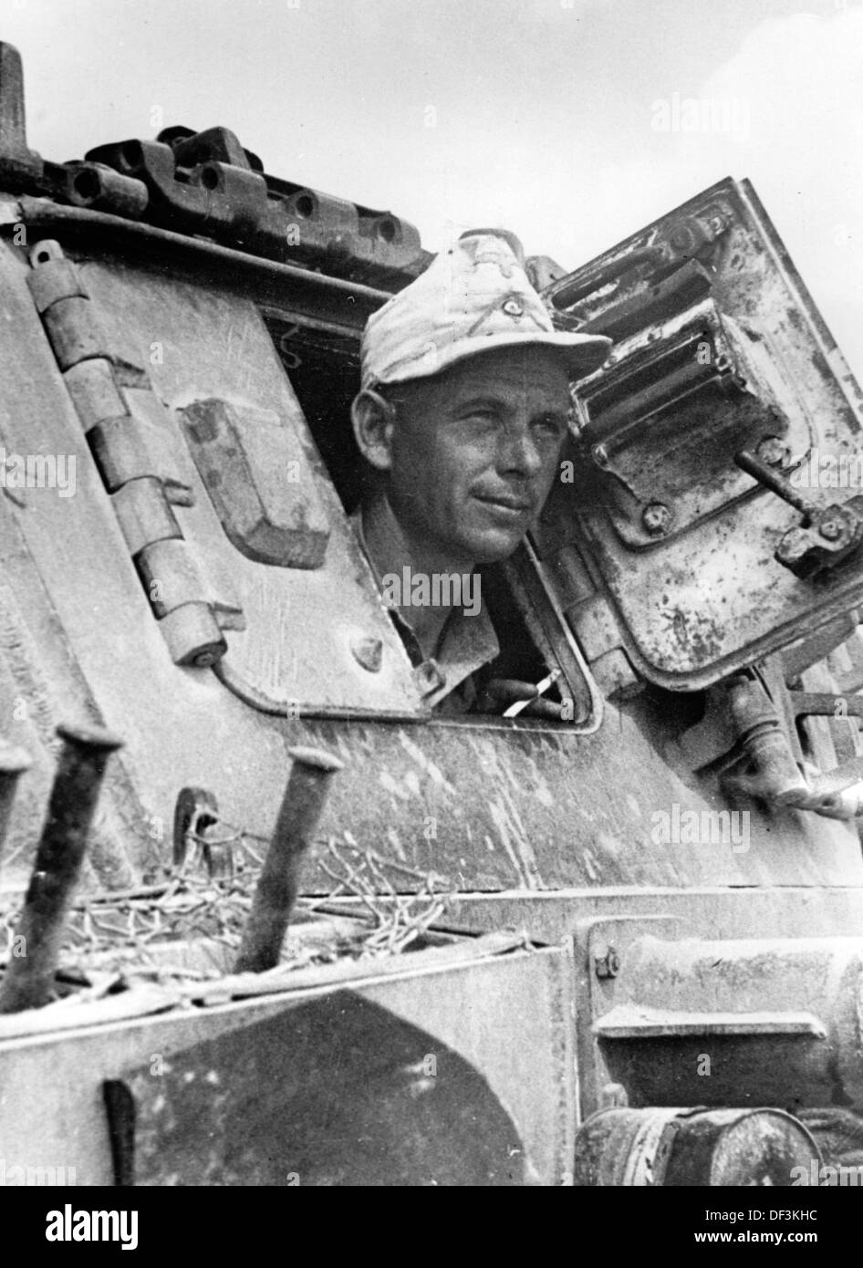 Das Bild der Nazi-Propaganda! Stellt einen Soldaten der deutschen Wehrmacht in seinem Panzerwagen während einer Zigarettenpause in El Alamein in Ägypten dar, veröffentlicht am 5. November 1942. Fotoarchiv für Zeitgeschichte Stockfoto