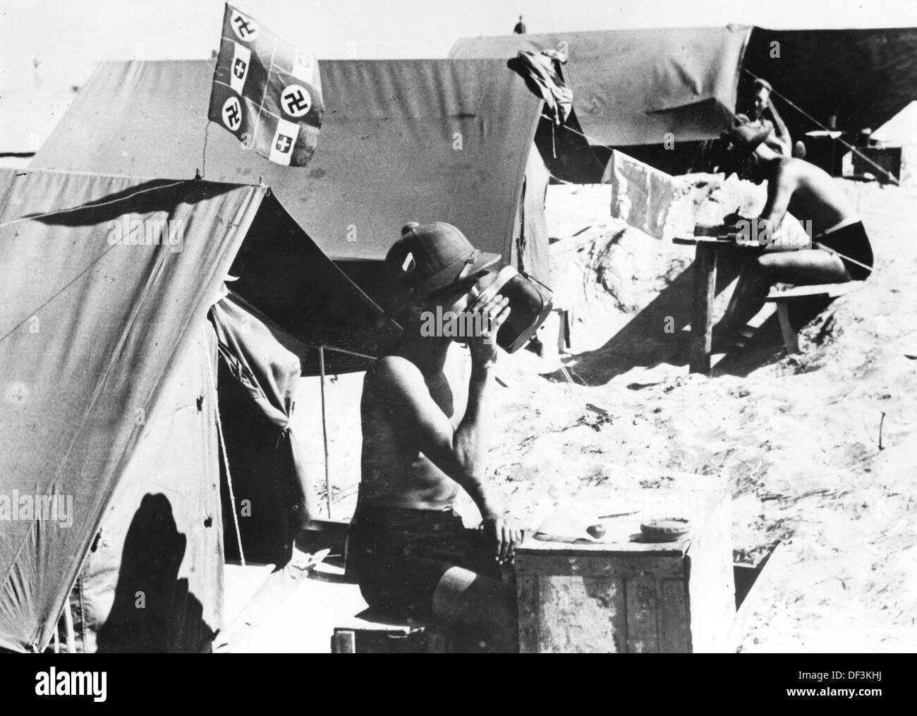 Das Bild der Nazi-Propaganda! Zeigt Soldaten der deutschen Wehrmacht in einer Zeltstadt in Afrika, veröffentlicht am 2. Juli 1942. Ort unbekannt. Fotoarchiv für Zeitgeschichte Stockfoto