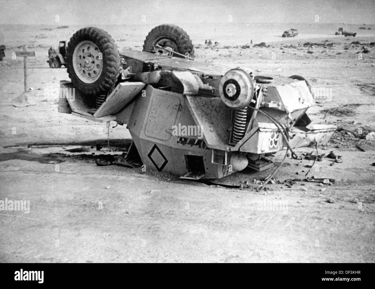 Das Bild der Nazi-Propaganda! Zeigt ein zerstörtes britisches gepanzertes Auto in Afrika, veröffentlicht am 13. Februar 1942. Ort unbekannt. Fotoarchiv für Zeitgeschichte Stockfoto