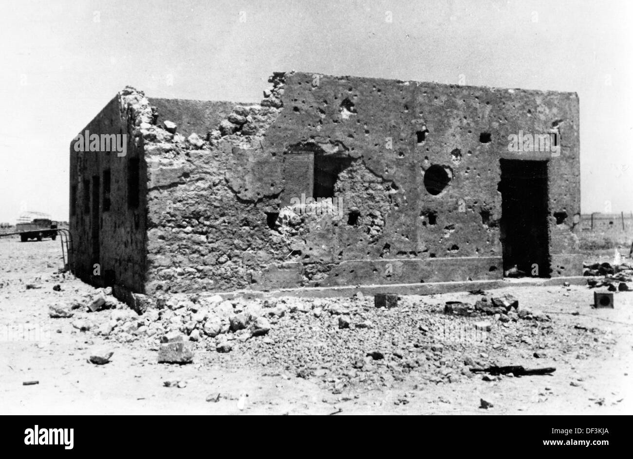 Das Bild der Nazi-Propaganda! Stellt einen zerstörten englischen Bunker in der Oase Bir Hakeim in Libyen dar, veröffentlicht am 22. Juni 1942. Der Bunker existiert bis heute noch. Fotoarchiv für Zeitgeschichte Stockfoto