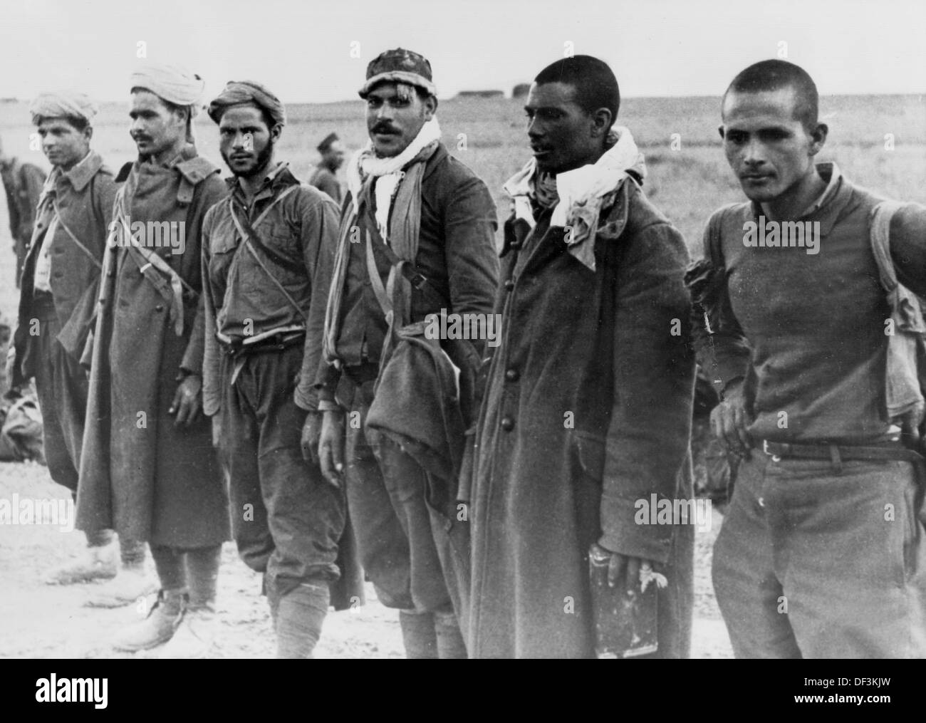 Das Bild der Nazi-Propaganda! Die am 17. Februar 1943 veröffentlichten Darstellungen der dunkelhäutigen Hilfstruppen der britischen Armee, die als Kriegsgefangene in Tunesien gefangen genommen wurden. Ort unbekannt. Fotoarchiv für Zeitgeschichte Stockfoto